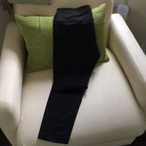 Lululemon workout leggings. GUC